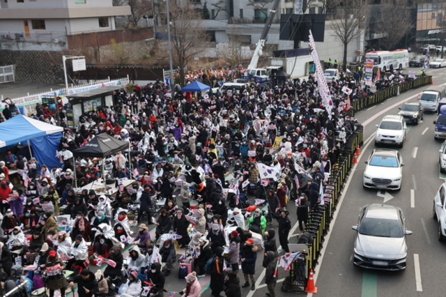 극우세력의 '발광적 착취'...한국경제, 기로에 서다